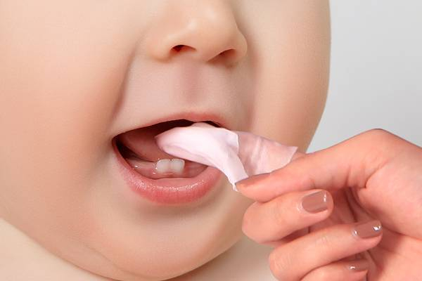 Sử dụng bông gạc để nhổ răng sữa cho trẻ