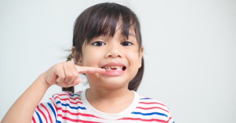 Cha mẹ hướng dẫn trẻ dùng lưỡi để làm răng sữa lung lay