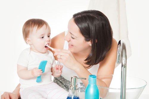 Mẹ nên vệ sinh răng miệng cho bé ngay từ khi bé mới bắt đầu mọc răng sữa