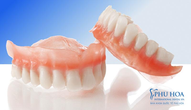 Sử dụng hàm giả tháo lắp tiện lợi sau khi nhổ răng