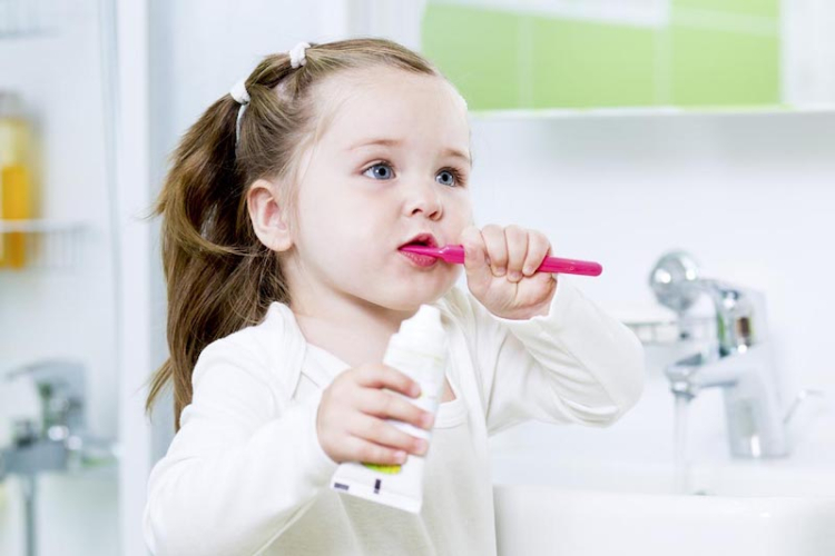 Cha mẹ hướng dẫn trẻ vệ sinh răng miệng đúng cách và sạch sẽ