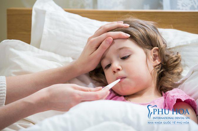 Hiện tượng trẻ nhổ răng sữa bị sốt